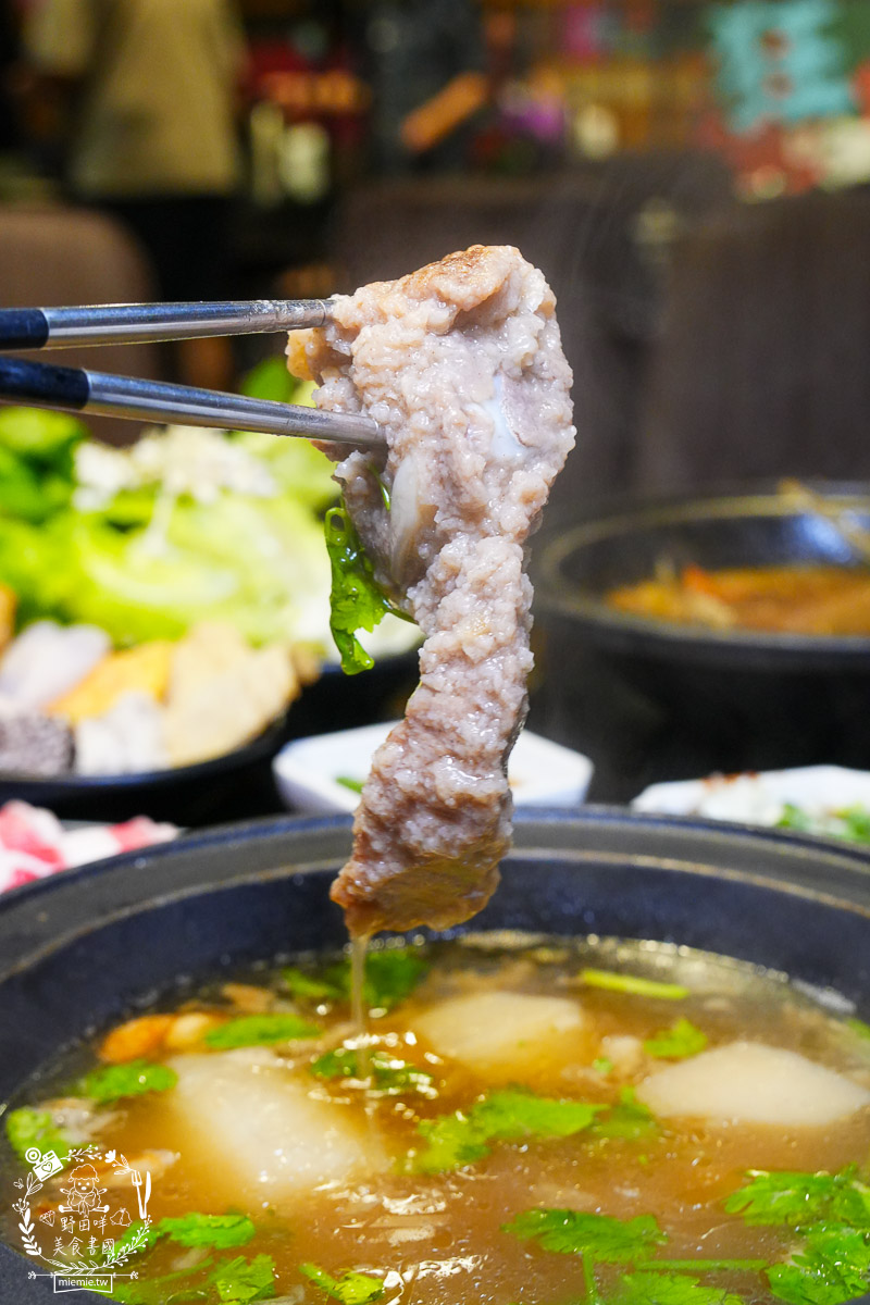 狂一鍋高雄台鋁店|台式霓虹風網美火鍋店!超強自助吧299元吃到飽!