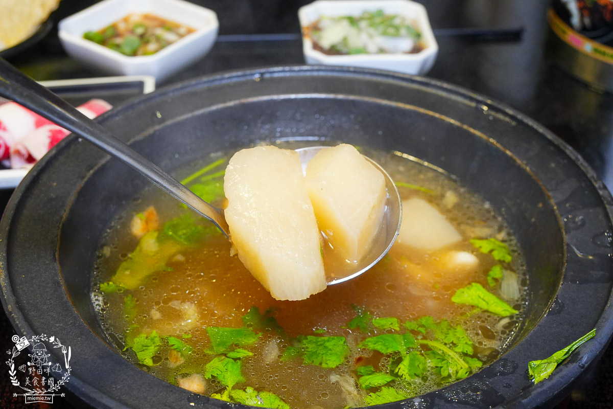 狂一鍋高雄台鋁店|台式霓虹風網美火鍋店!超強自助吧299元吃到飽!