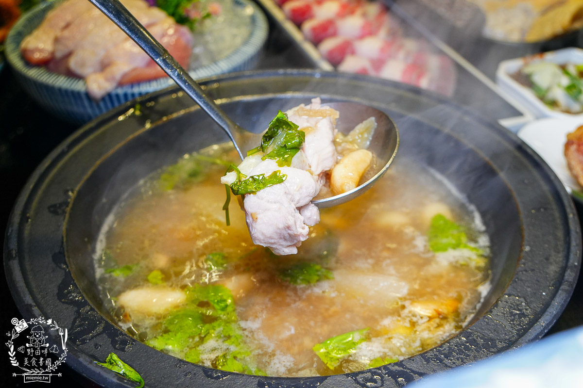 狂一鍋高雄台鋁店|台式霓虹風網美火鍋店!超強自助吧299元吃到飽!