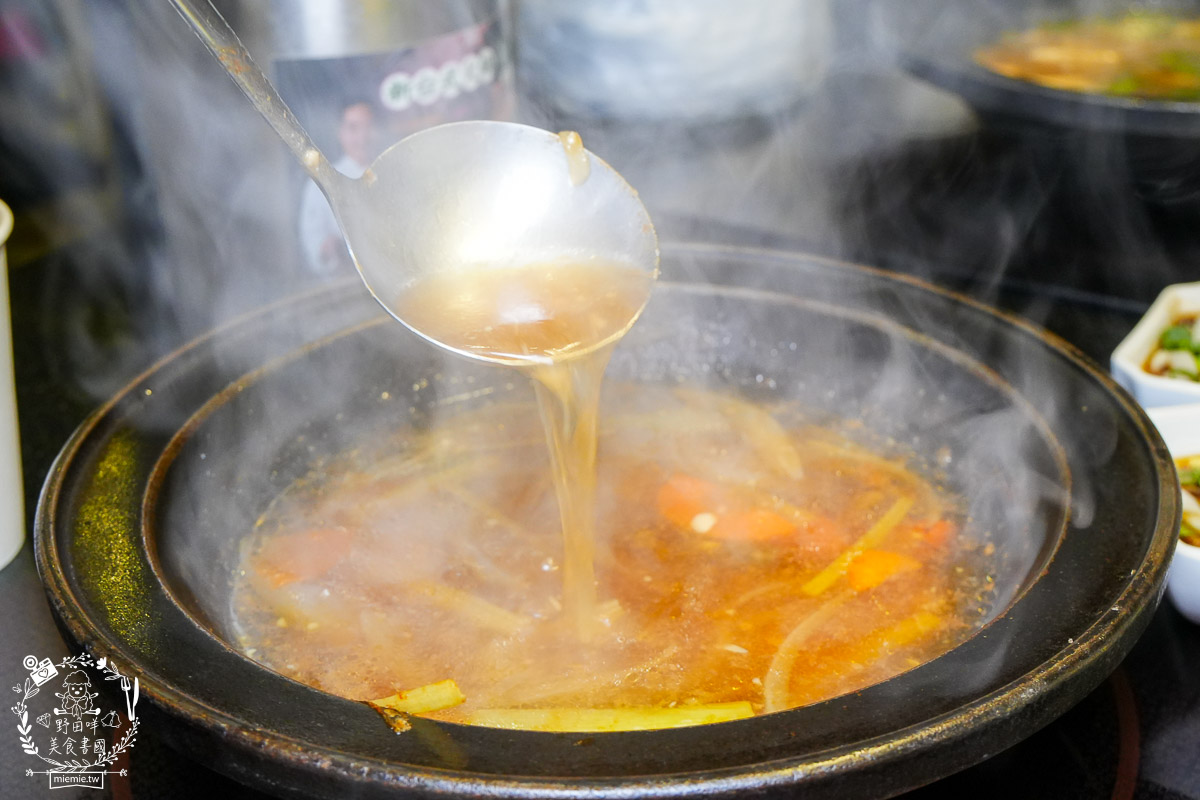 狂一鍋高雄台鋁店|台式霓虹風網美火鍋店!超強自助吧299元吃到飽!