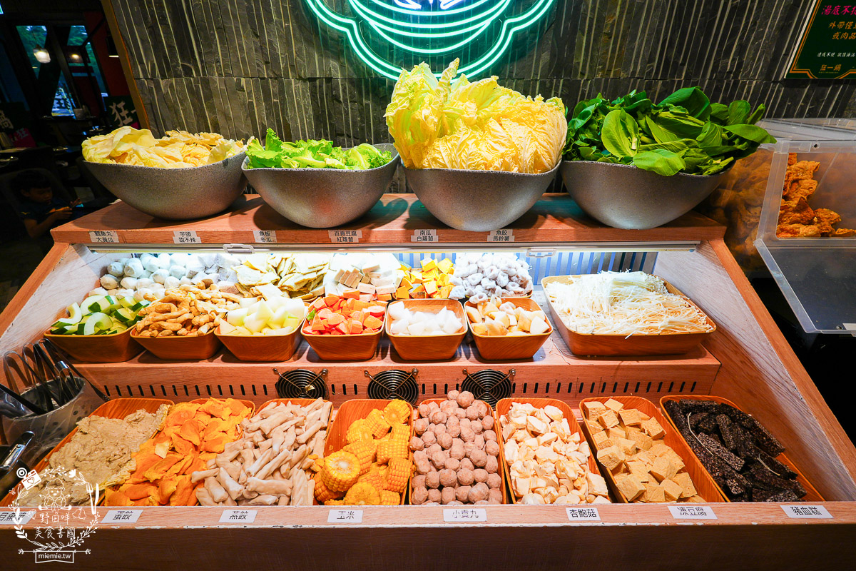 狂一鍋高雄台鋁店|台式霓虹風網美火鍋店!超強自助吧299元吃到飽!