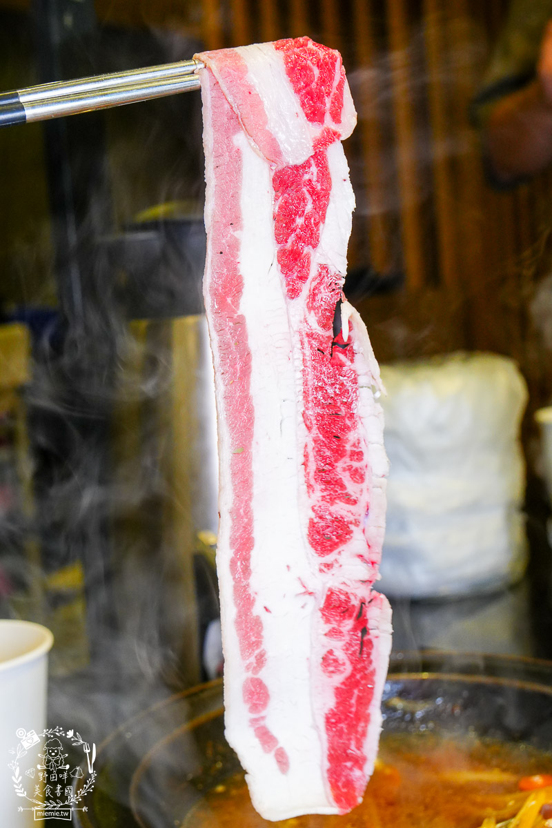 狂一鍋高雄台鋁店|台式霓虹風網美火鍋店!超強自助吧299元吃到飽!