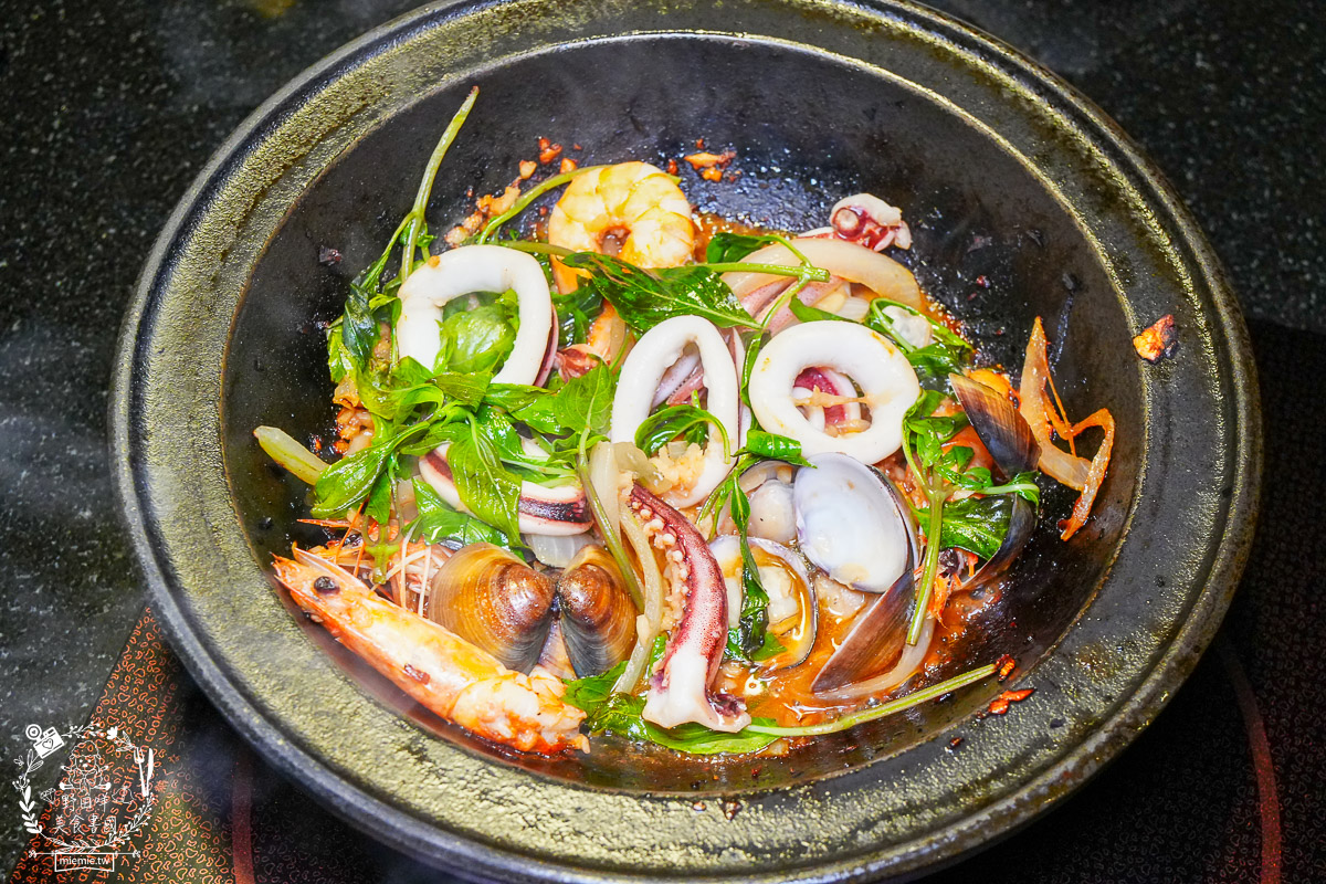 狂一鍋高雄台鋁店|台式霓虹風網美火鍋店!超強自助吧299元吃到飽!