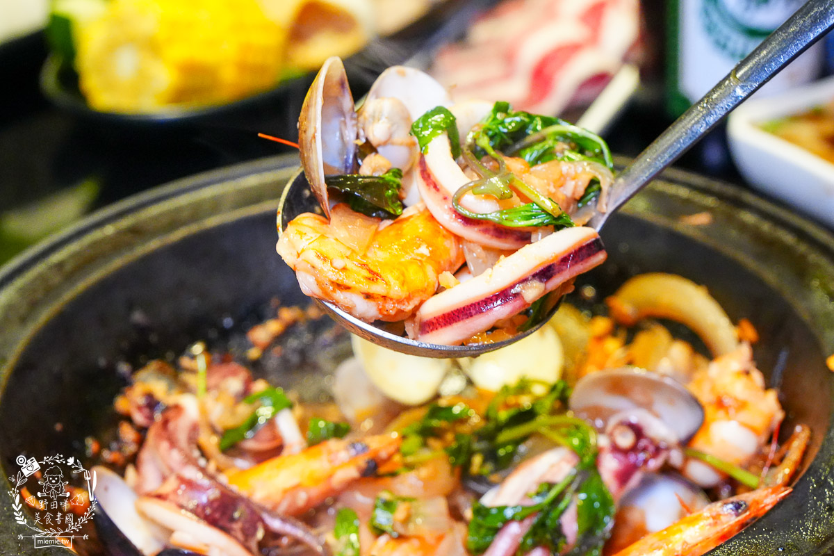 狂一鍋高雄台鋁店|台式霓虹風網美火鍋店!超強自助吧299元吃到飽!