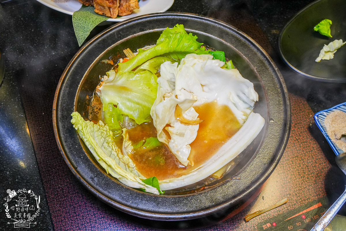 狂一鍋高雄台鋁店|台式霓虹風網美火鍋店!超強自助吧299元吃到飽!