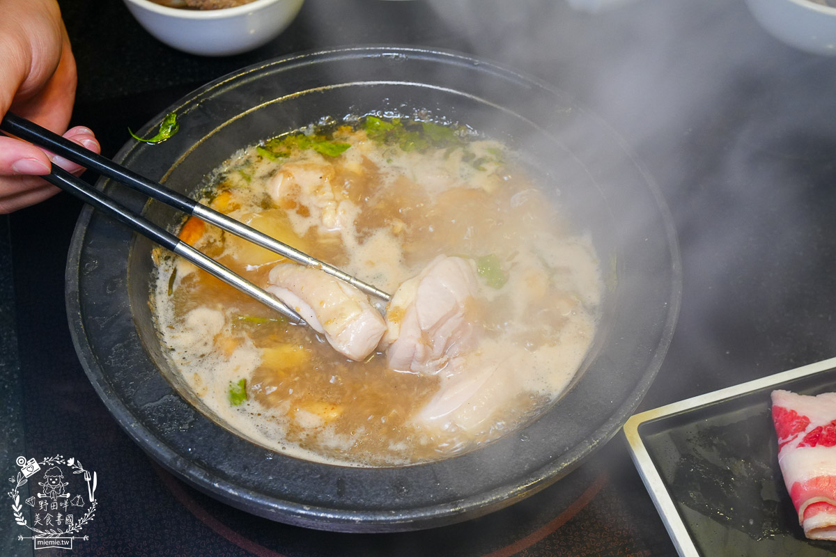 狂一鍋高雄台鋁店|台式霓虹風網美火鍋店!超強自助吧299元吃到飽!