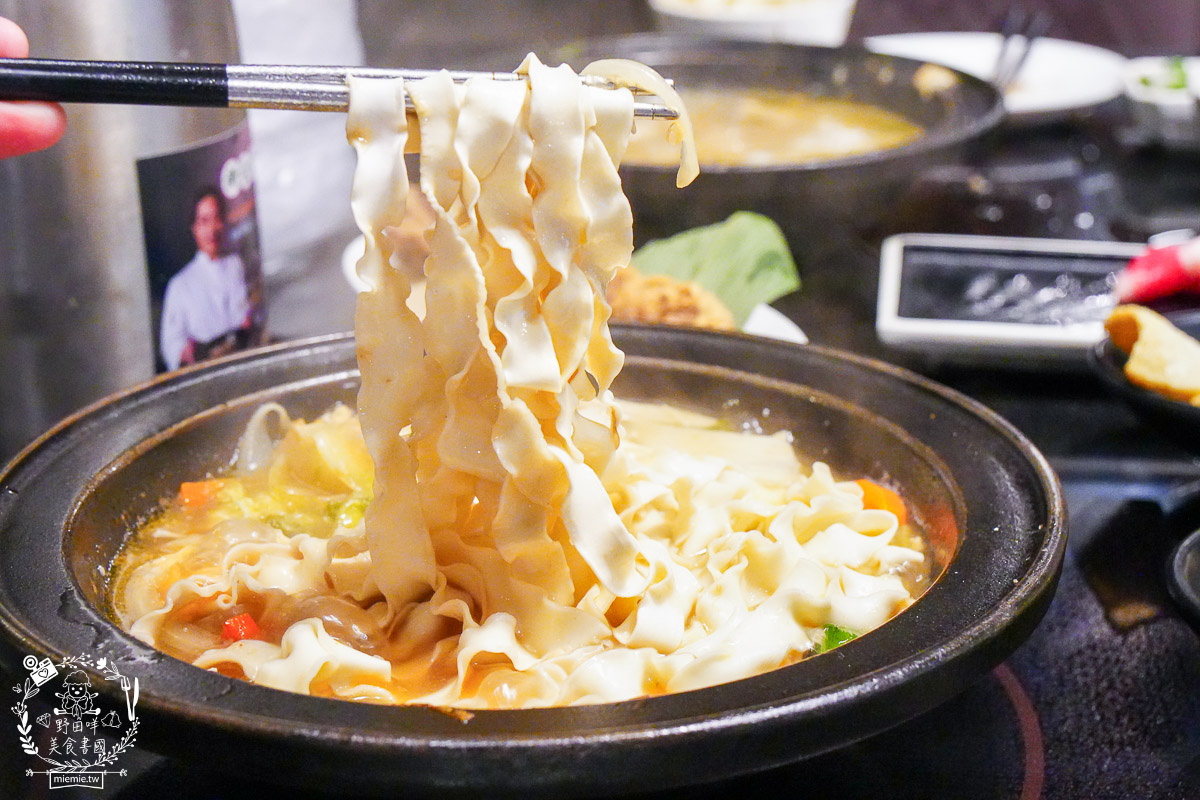 狂一鍋高雄台鋁店|台式霓虹風網美火鍋店!超強自助吧299元吃到飽!