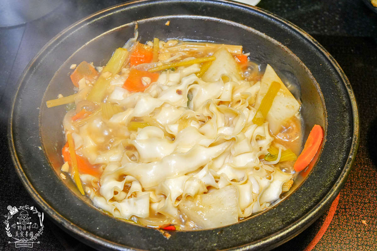 狂一鍋高雄台鋁店|台式霓虹風網美火鍋店!超強自助吧299元吃到飽!