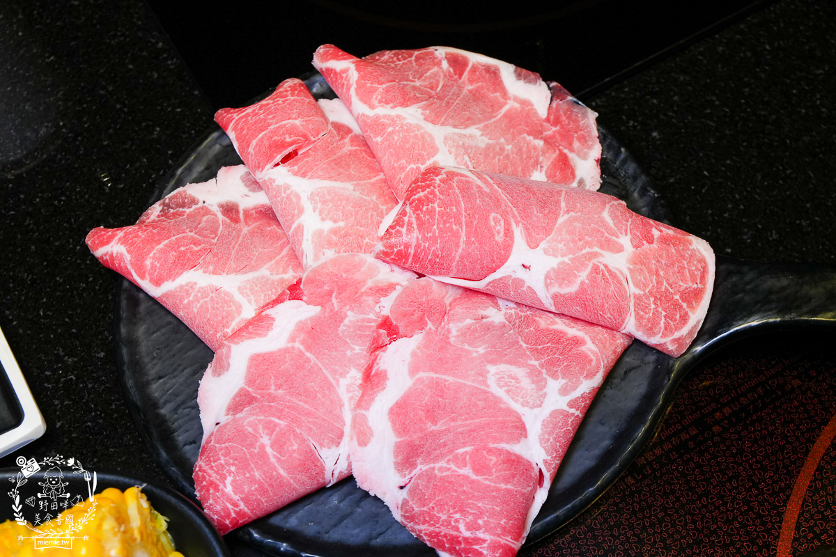 狂一鍋高雄台鋁店|台式霓虹風網美火鍋店!超強自助吧299元吃到飽!