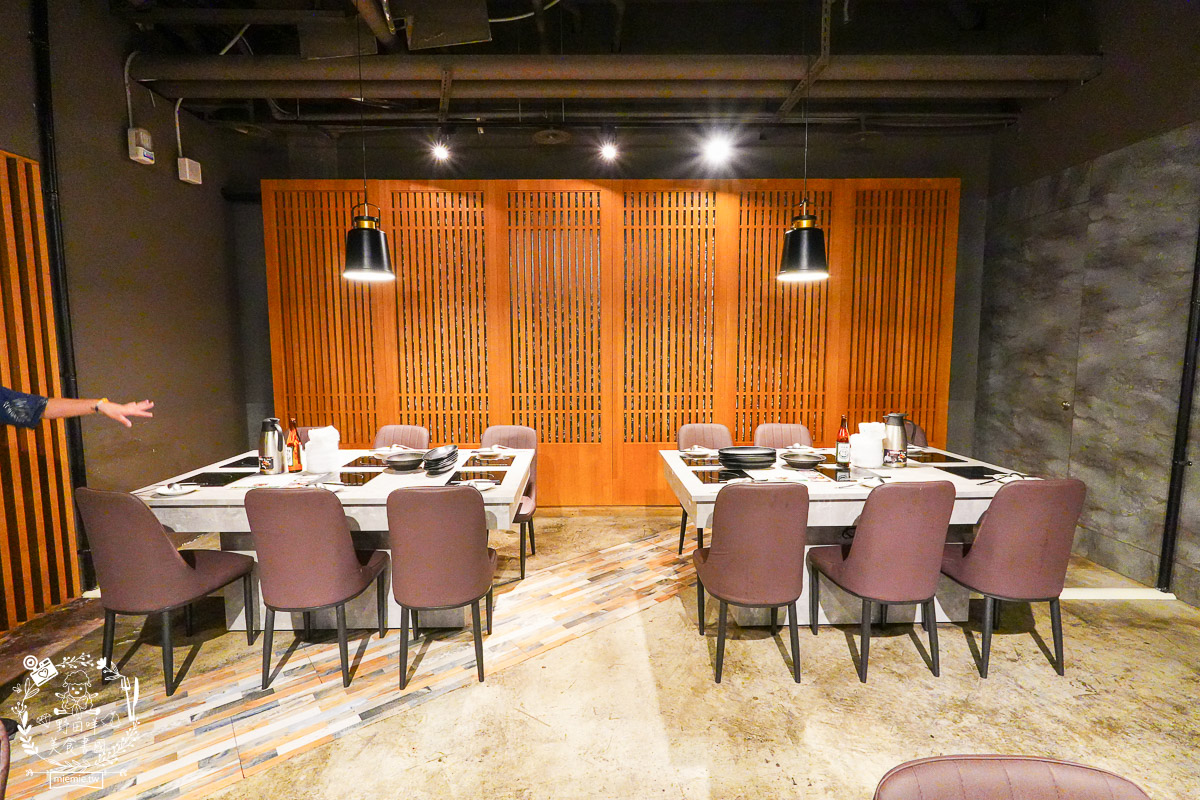 狂一鍋高雄台鋁店|台式霓虹風網美火鍋店!超強自助吧299元吃到飽!