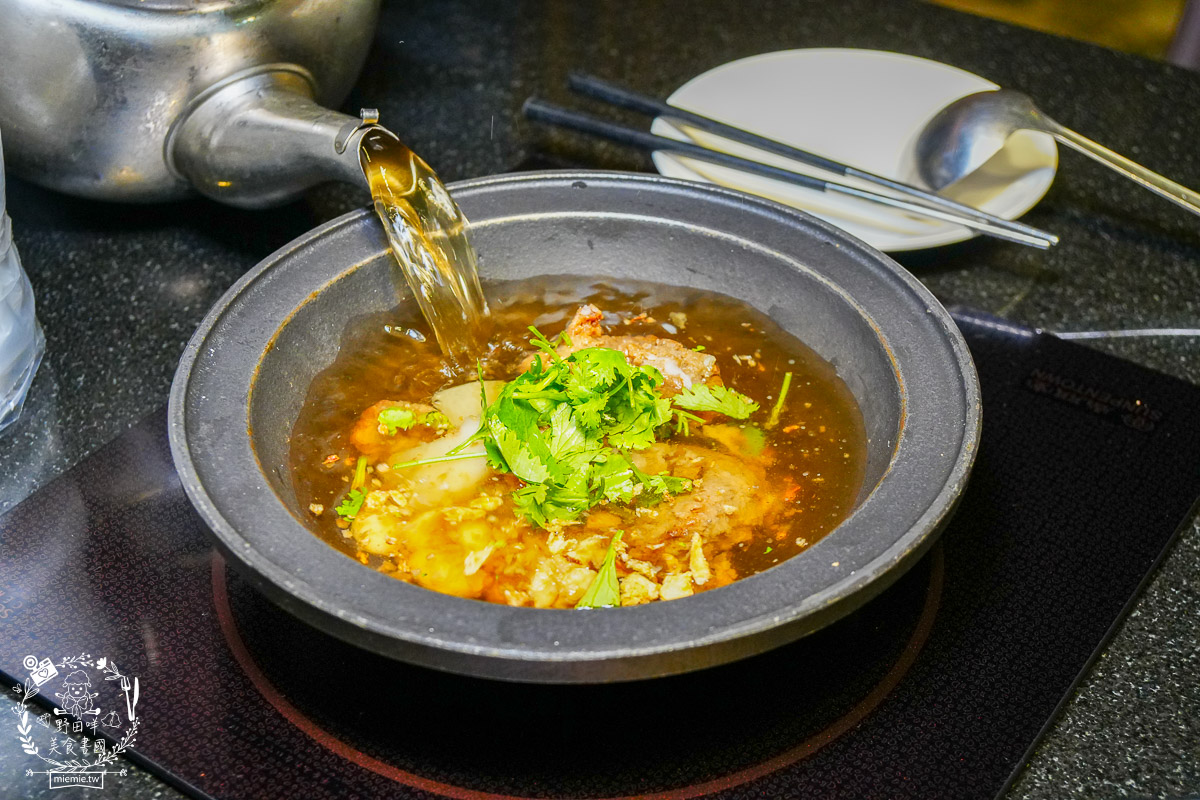 狂一鍋高雄台鋁店|台式霓虹風網美火鍋店!超強自助吧299元吃到飽!