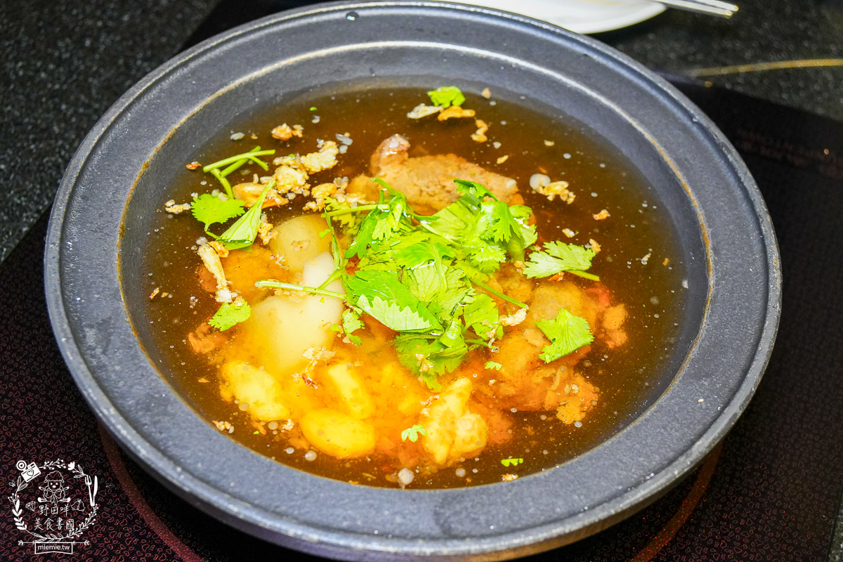 狂一鍋高雄台鋁店|台式霓虹風網美火鍋店!超強自助吧299元吃到飽!