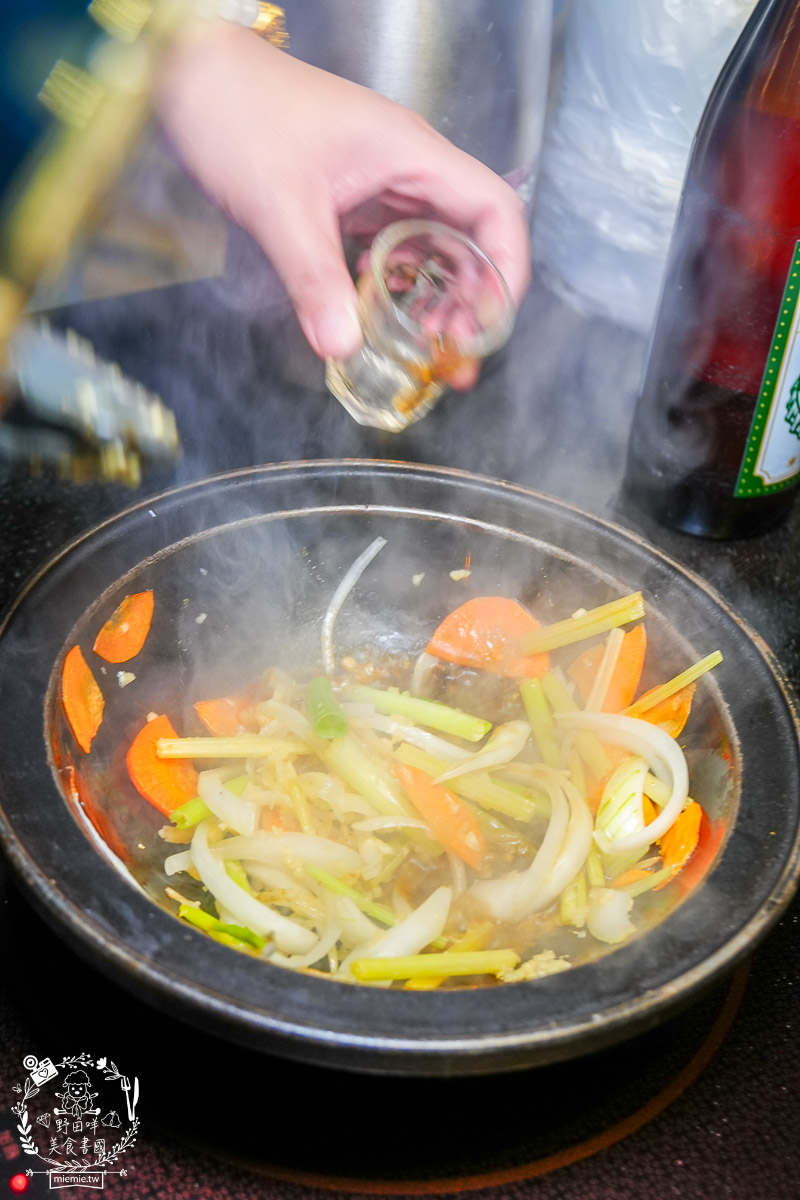 狂一鍋高雄台鋁店|台式霓虹風網美火鍋店!超強自助吧299元吃到飽!