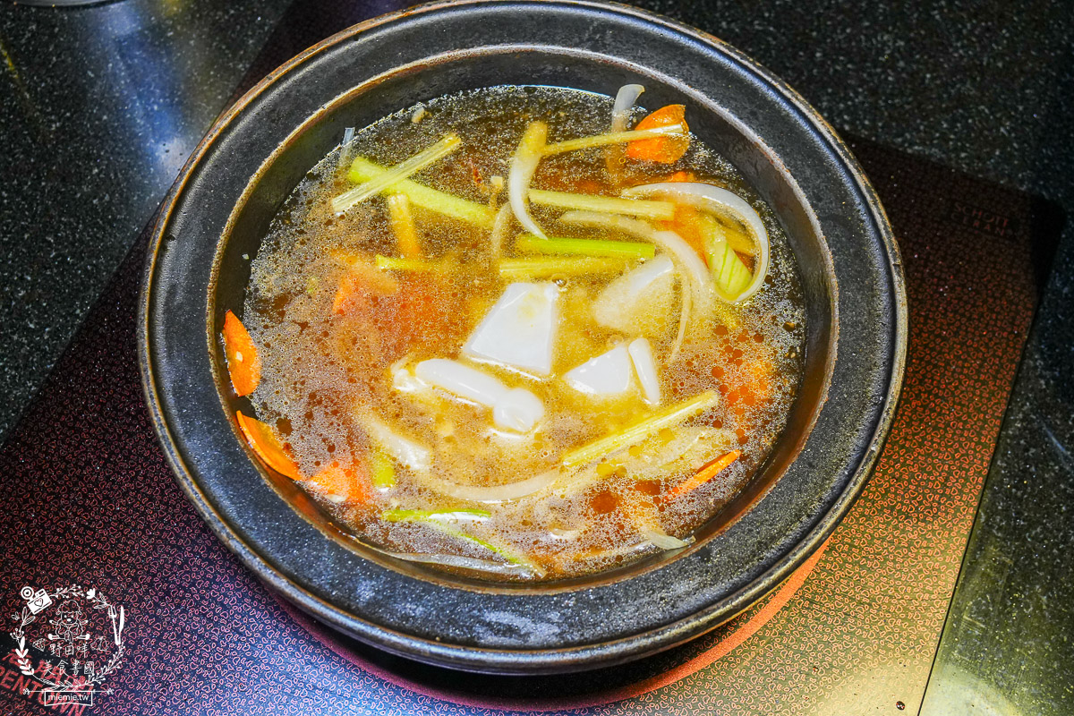 狂一鍋高雄台鋁店|台式霓虹風網美火鍋店!超強自助吧299元吃到飽!