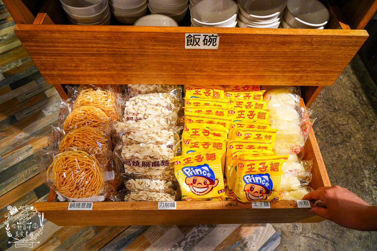 狂一鍋高雄台鋁店|台式霓虹風網美火鍋店!超強自助吧299元吃到飽!