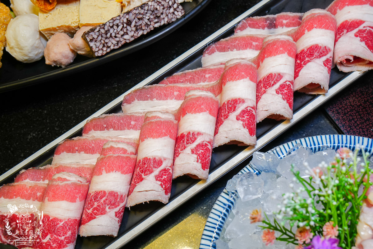 狂一鍋高雄台鋁店|台式霓虹風網美火鍋店!超強自助吧299元吃到飽!