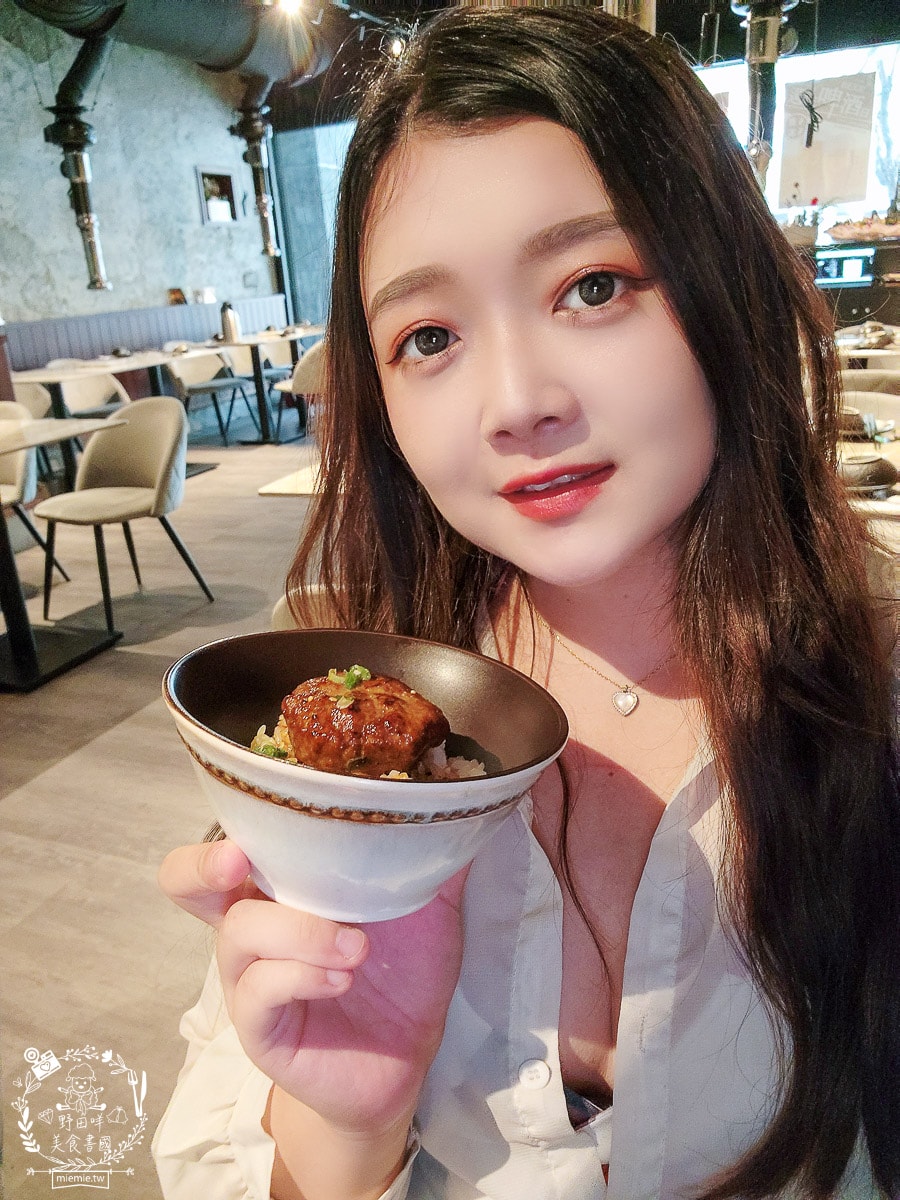 高雄單點燒肉推薦[湛燃日式燒肉]當日壽星贈送銷魂鮭魚麵！還有專人代烤超貼心！