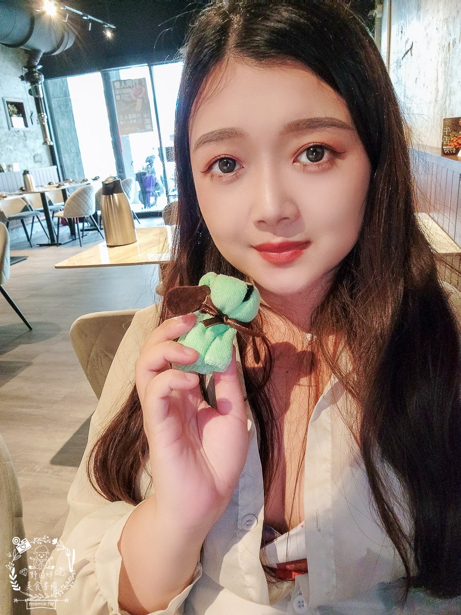 高雄單點燒肉推薦[湛燃日式燒肉]當日壽星贈送銷魂鮭魚麵！還有專人代烤超貼心！