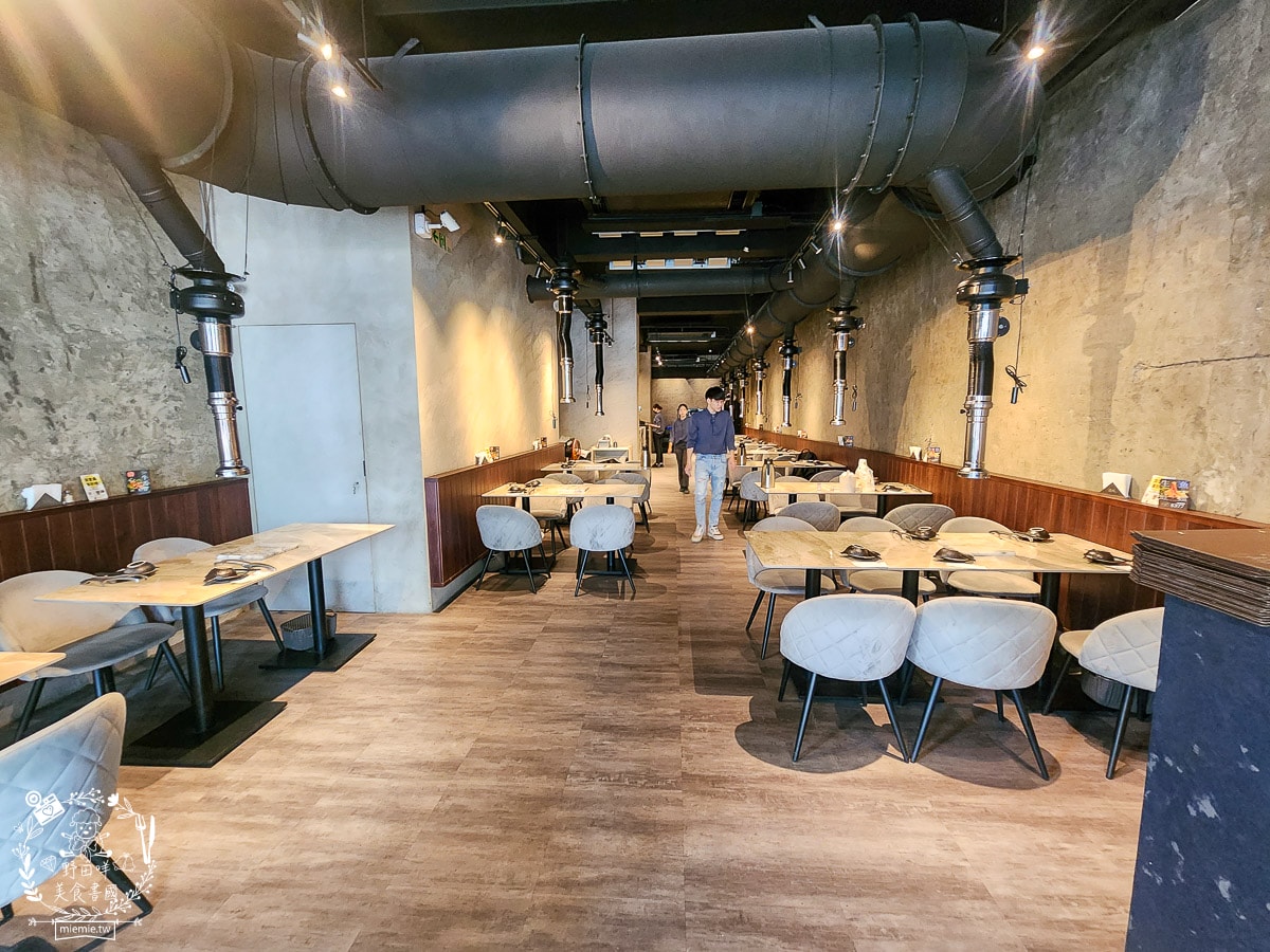 高雄單點燒肉推薦[湛燃日式燒肉]當日壽星贈送銷魂鮭魚麵！還有專人代烤超貼心！