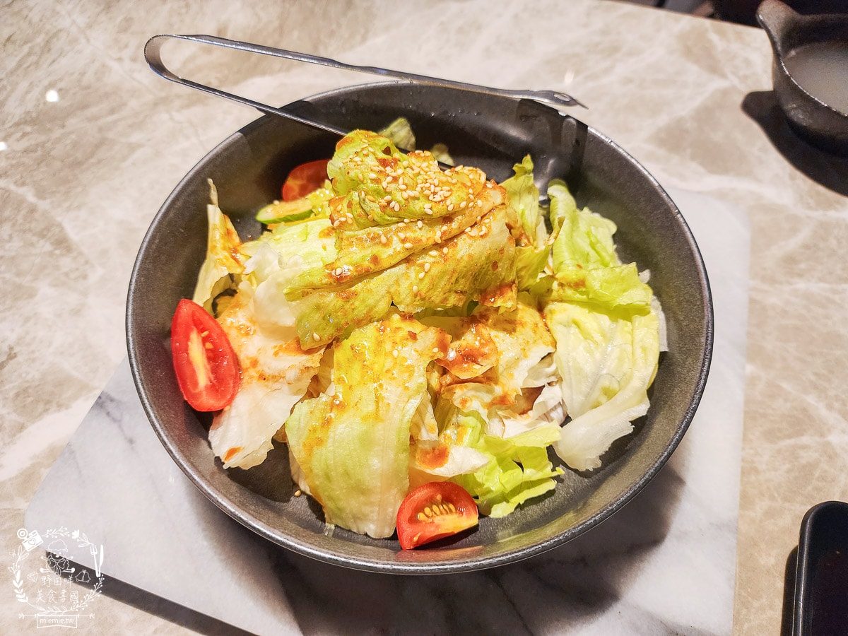 高雄單點燒肉推薦[湛燃日式燒肉]當日壽星贈送銷魂鮭魚麵！還有專人代烤超貼心！