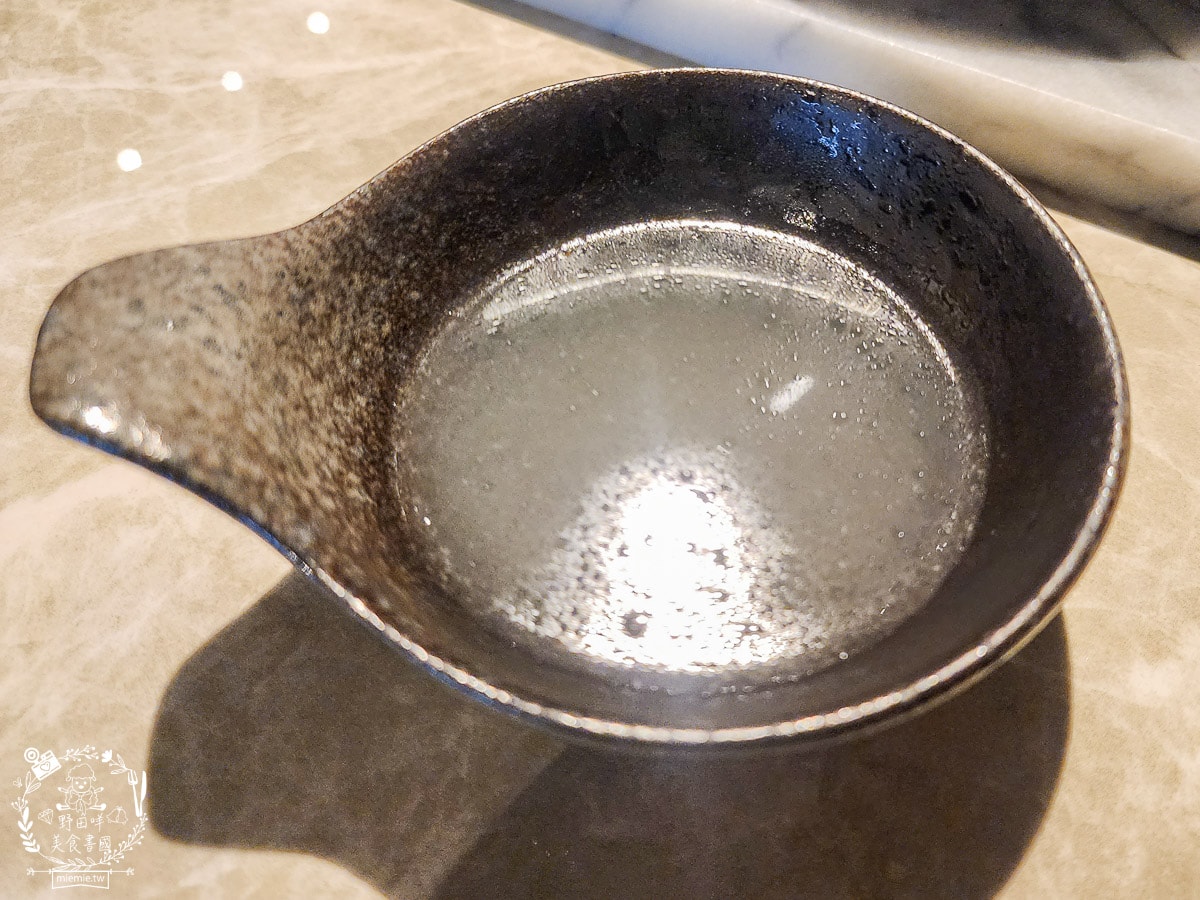 高雄單點燒肉推薦[湛燃日式燒肉]當日壽星贈送銷魂鮭魚麵！還有專人代烤超貼心！