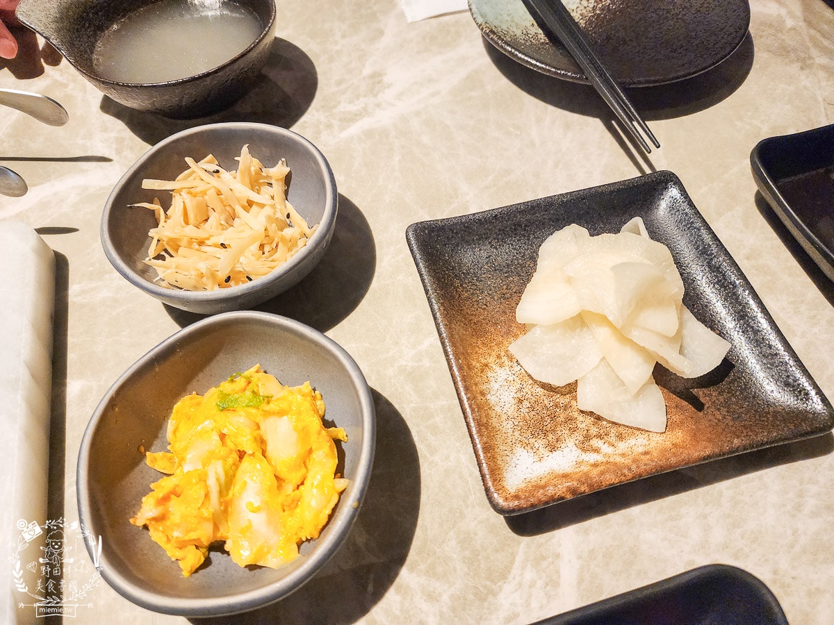 高雄單點燒肉推薦[湛燃日式燒肉]當日壽星贈送銷魂鮭魚麵！還有專人代烤超貼心！