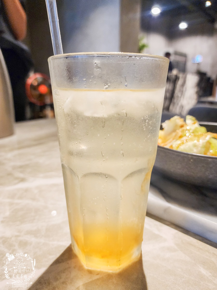 高雄單點燒肉推薦[湛燃日式燒肉]當日壽星贈送銷魂鮭魚麵！還有專人代烤超貼心！