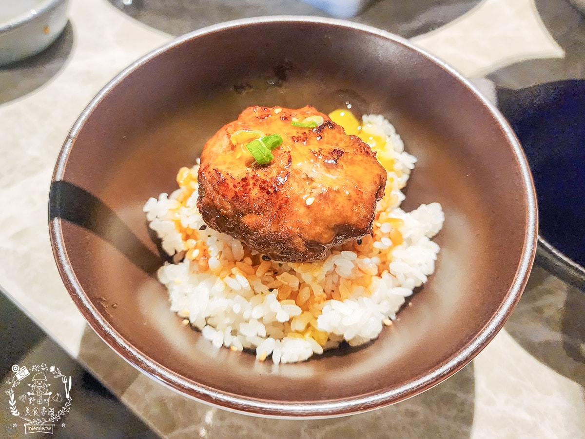 高雄單點燒肉推薦[湛燃日式燒肉]當日壽星贈送銷魂鮭魚麵！還有專人代烤超貼心！