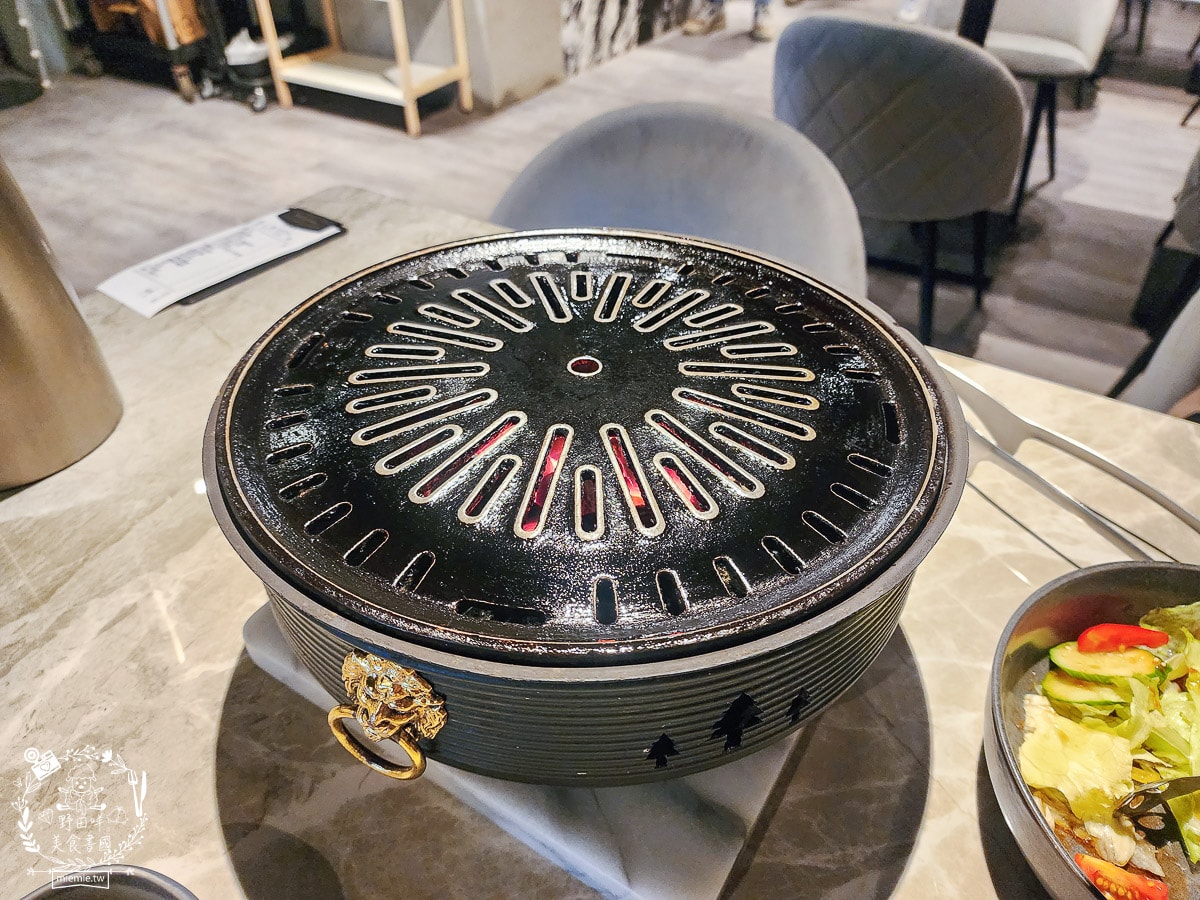 高雄單點燒肉推薦[湛燃日式燒肉]當日壽星贈送銷魂鮭魚麵！還有專人代烤超貼心！