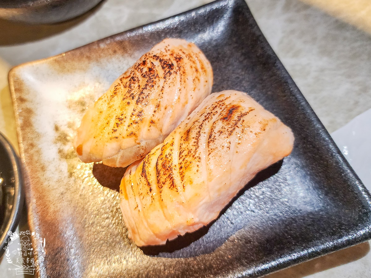 高雄單點燒肉推薦[湛燃日式燒肉]當日壽星贈送銷魂鮭魚麵！還有專人代烤超貼心！