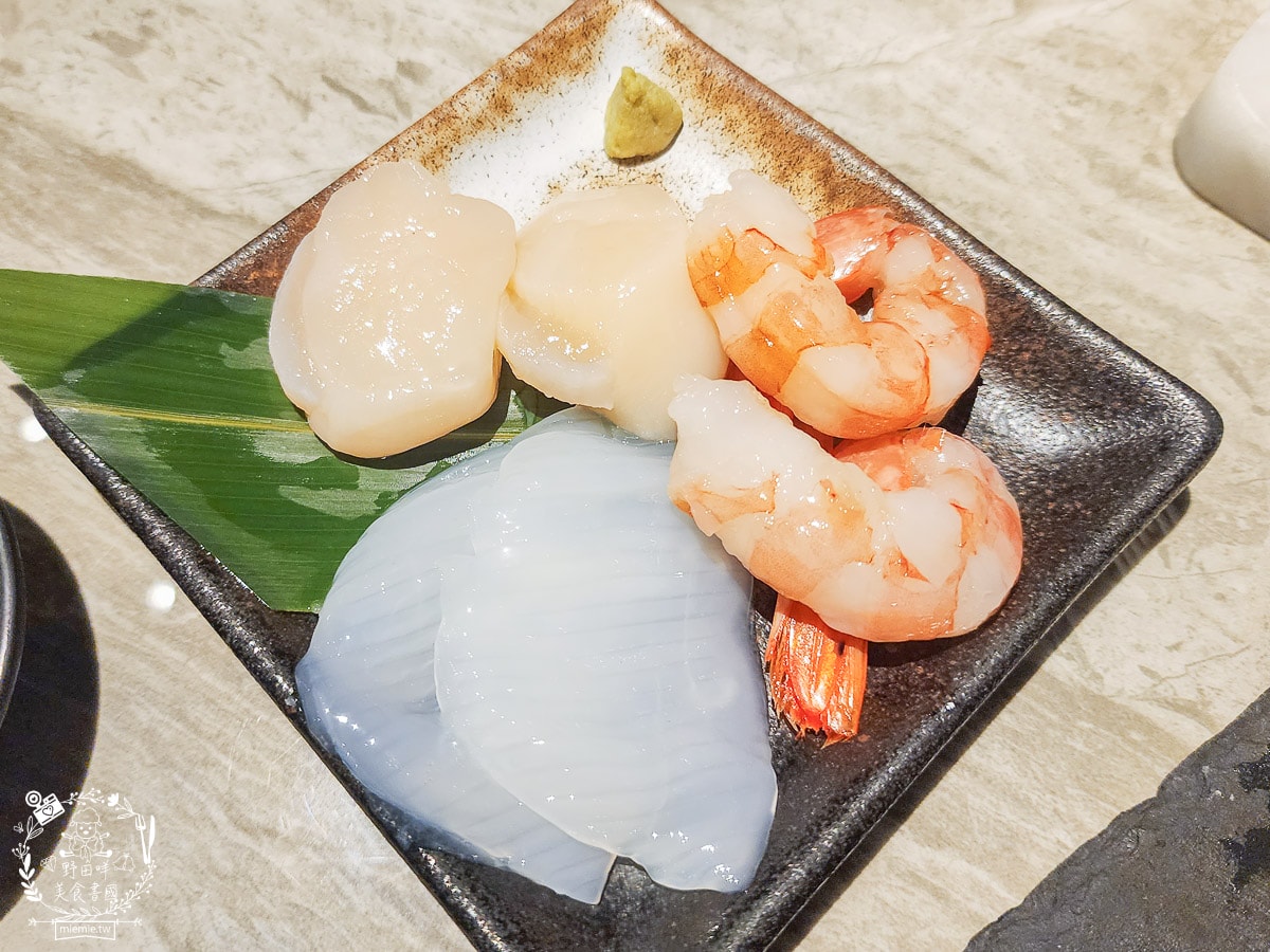 高雄單點燒肉推薦[湛燃日式燒肉]當日壽星贈送銷魂鮭魚麵！還有專人代烤超貼心！