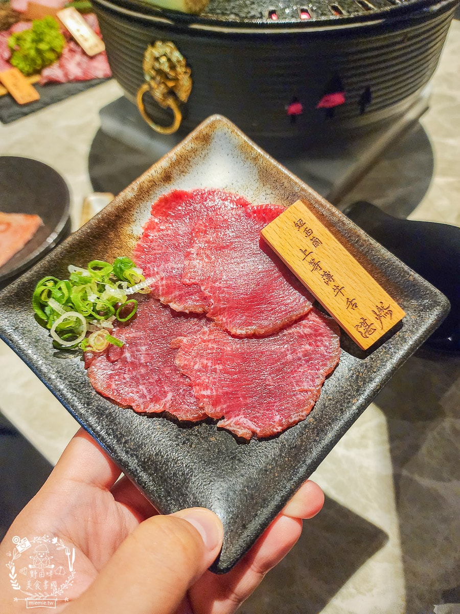 高雄單點燒肉推薦[湛燃日式燒肉]當日壽星贈送銷魂鮭魚麵！還有專人代烤超貼心！