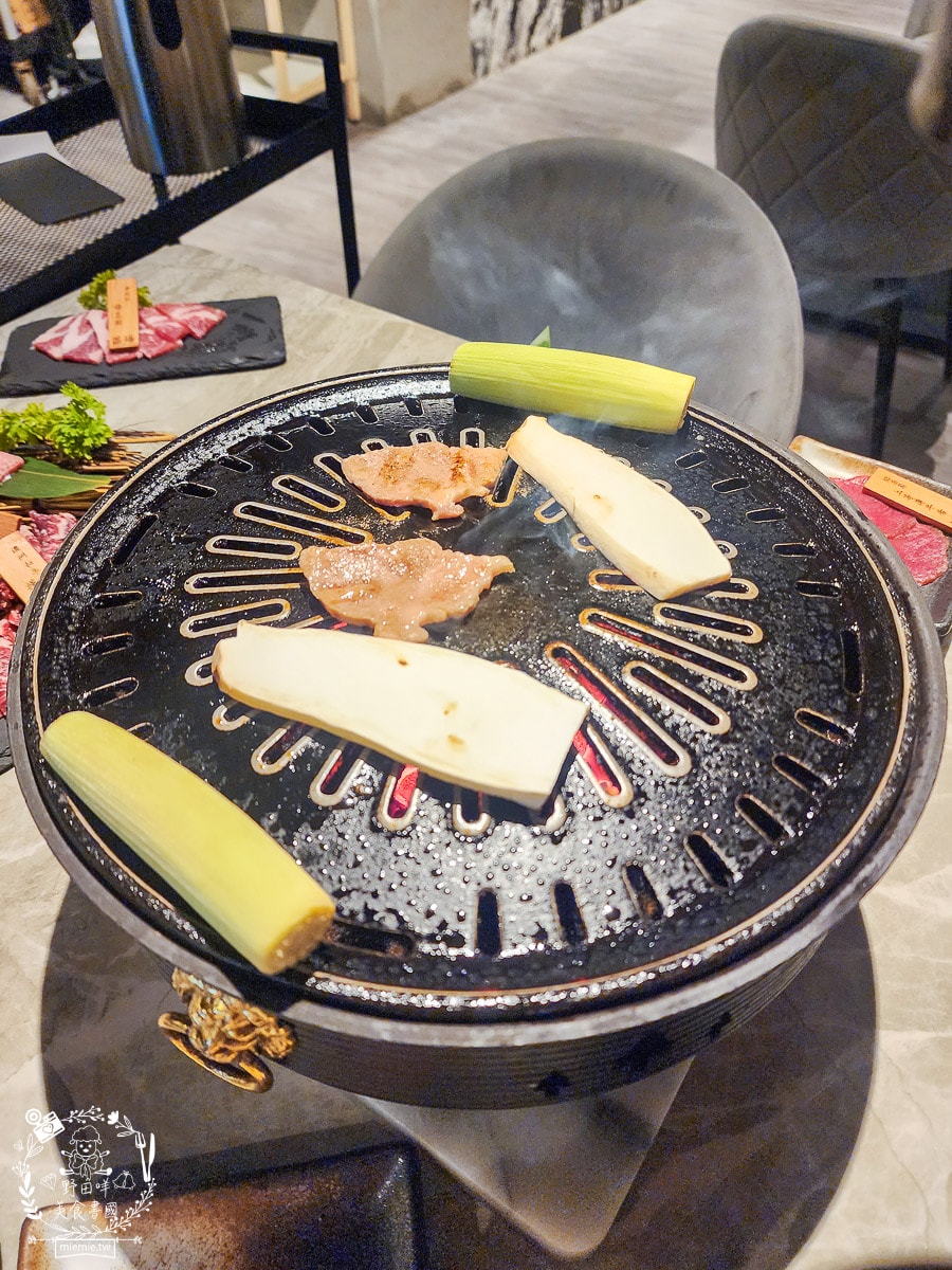 高雄單點燒肉推薦[湛燃日式燒肉]當日壽星贈送銷魂鮭魚麵！還有專人代烤超貼心！