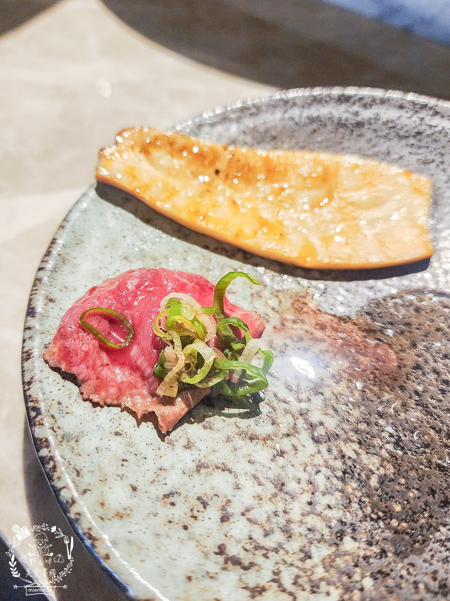 高雄單點燒肉推薦[湛燃日式燒肉]當日壽星贈送銷魂鮭魚麵！還有專人代烤超貼心！