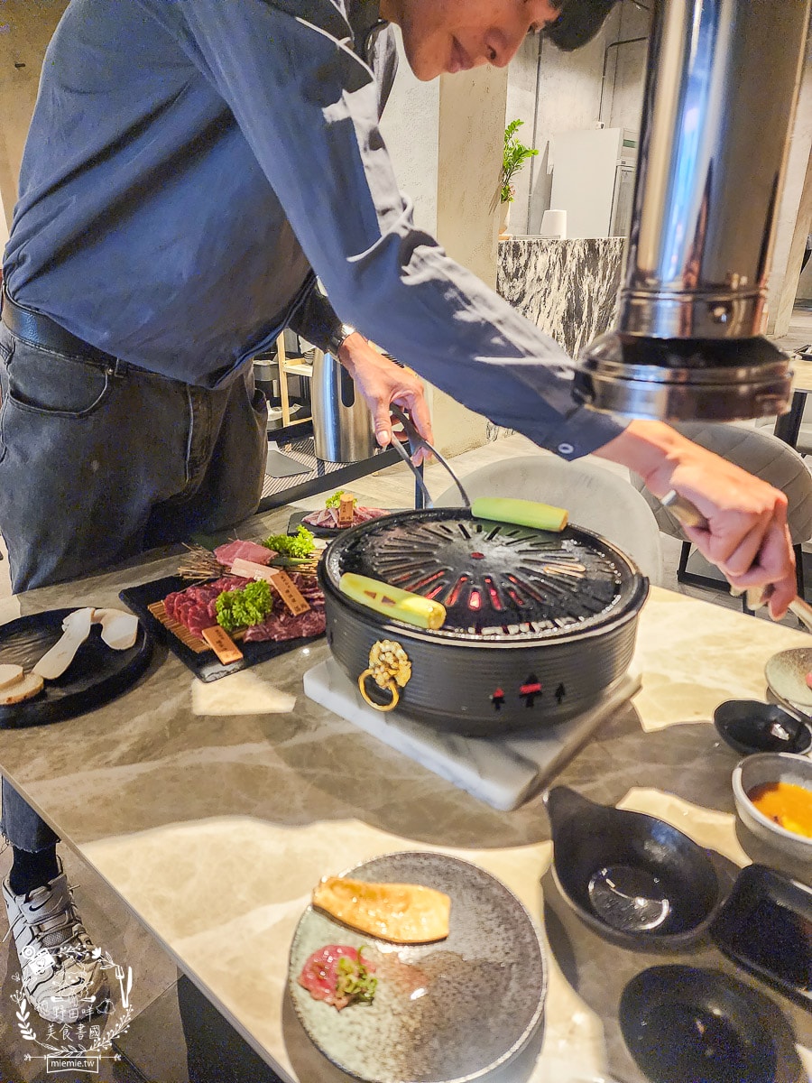高雄單點燒肉推薦[湛燃日式燒肉]當日壽星贈送銷魂鮭魚麵！還有專人代烤超貼心！