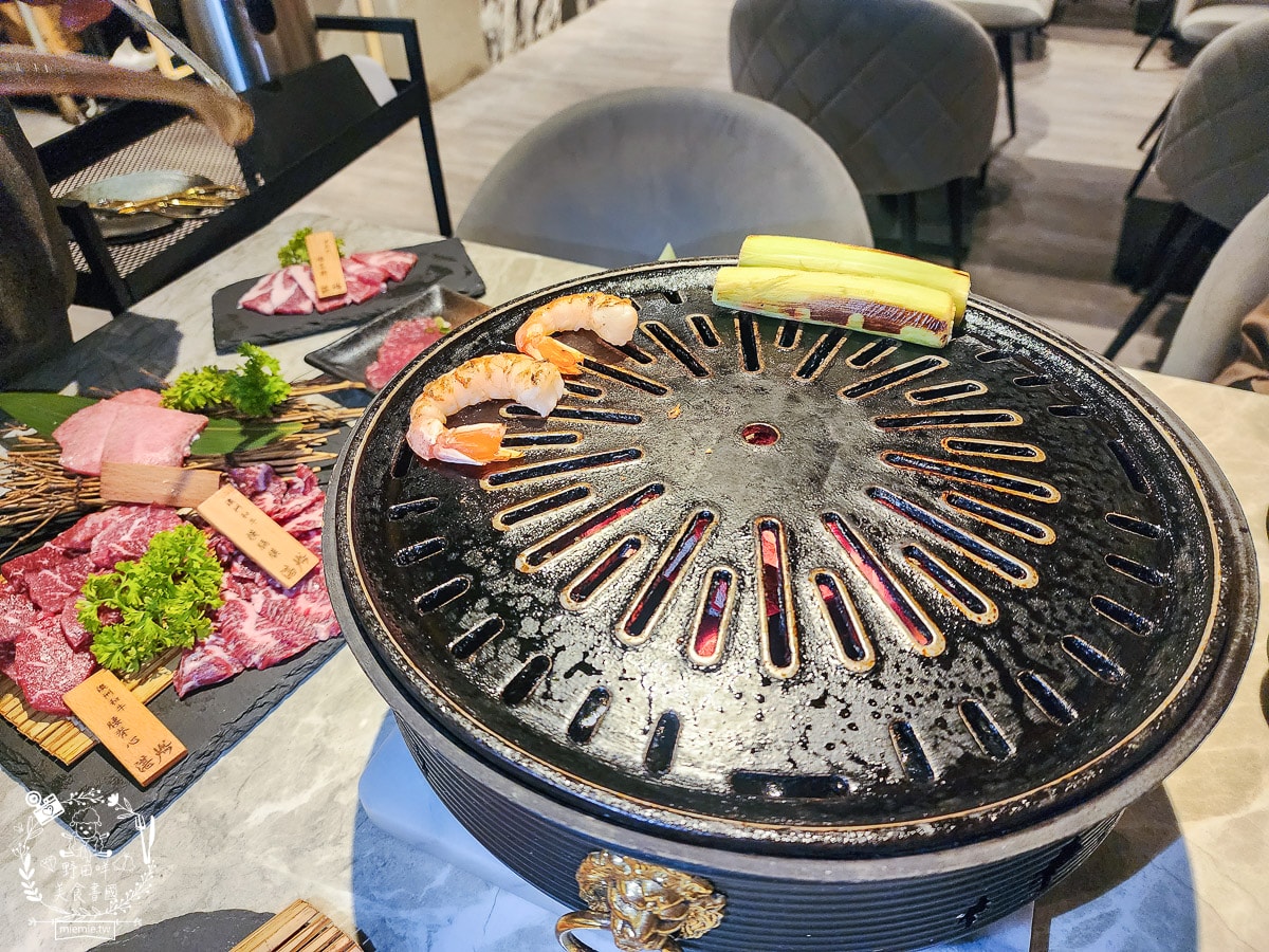 高雄單點燒肉推薦[湛燃日式燒肉]當日壽星贈送銷魂鮭魚麵！還有專人代烤超貼心！