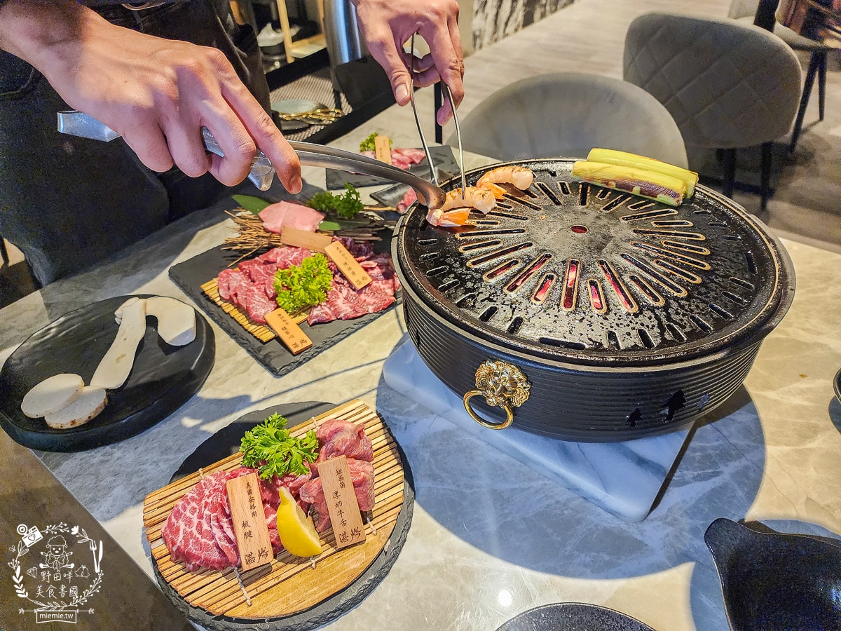 高雄單點燒肉推薦[湛燃日式燒肉]當日壽星贈送銷魂鮭魚麵！還有專人代烤超貼心！