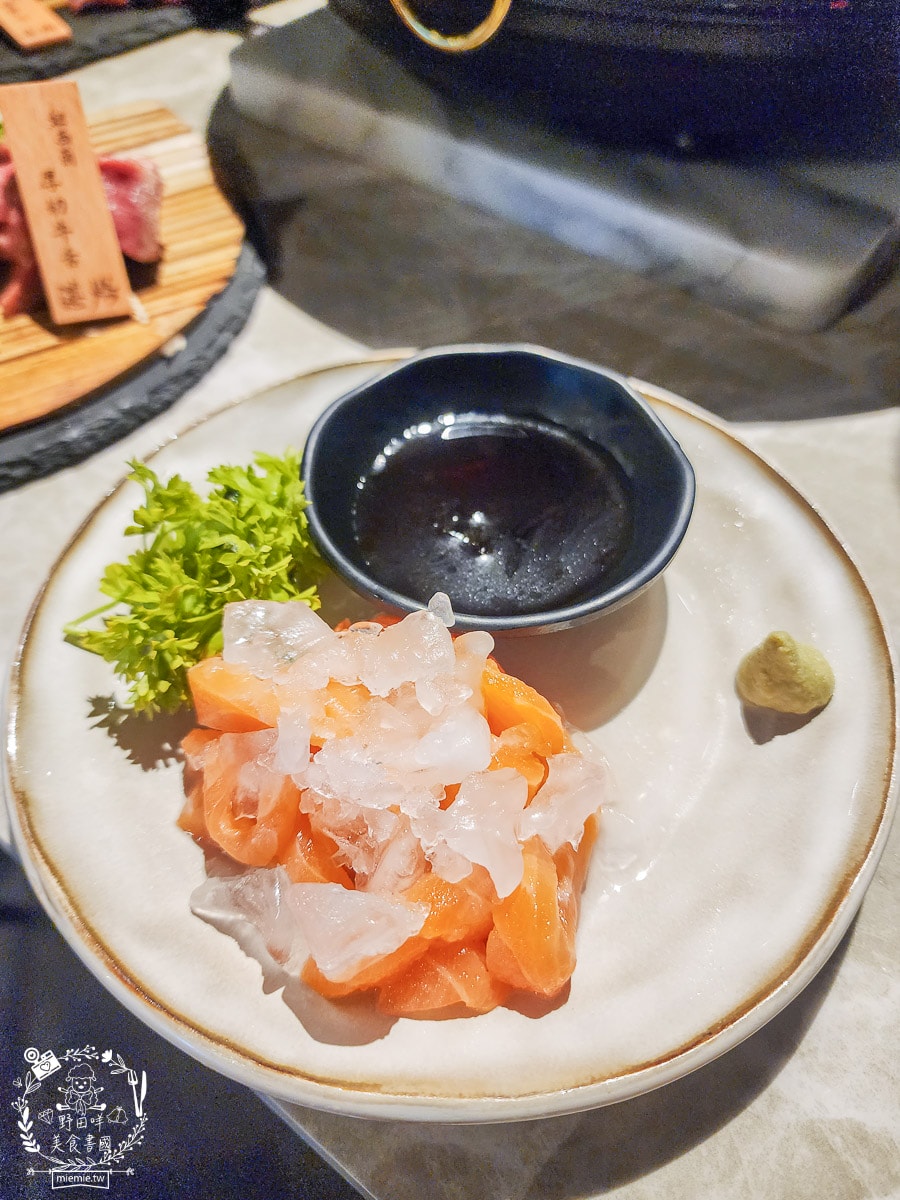 高雄單點燒肉推薦[湛燃日式燒肉]當日壽星贈送銷魂鮭魚麵！還有專人代烤超貼心！