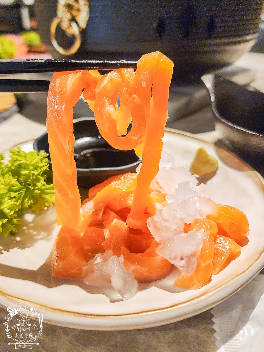 高雄單點燒肉推薦[湛燃日式燒肉]當日壽星贈送銷魂鮭魚麵！還有專人代烤超貼心！