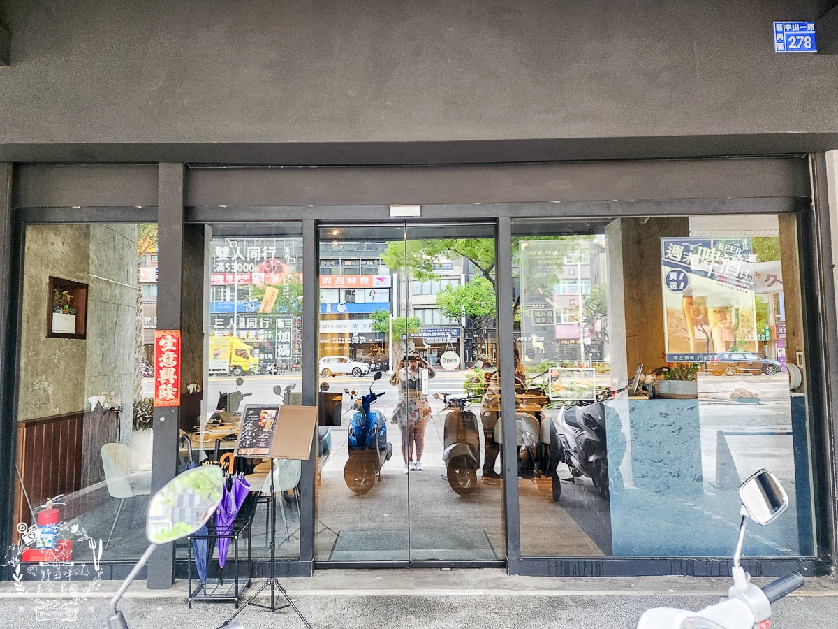 高雄單點燒肉推薦[湛燃日式燒肉]當日壽星贈送銷魂鮭魚麵！還有專人代烤超貼心！