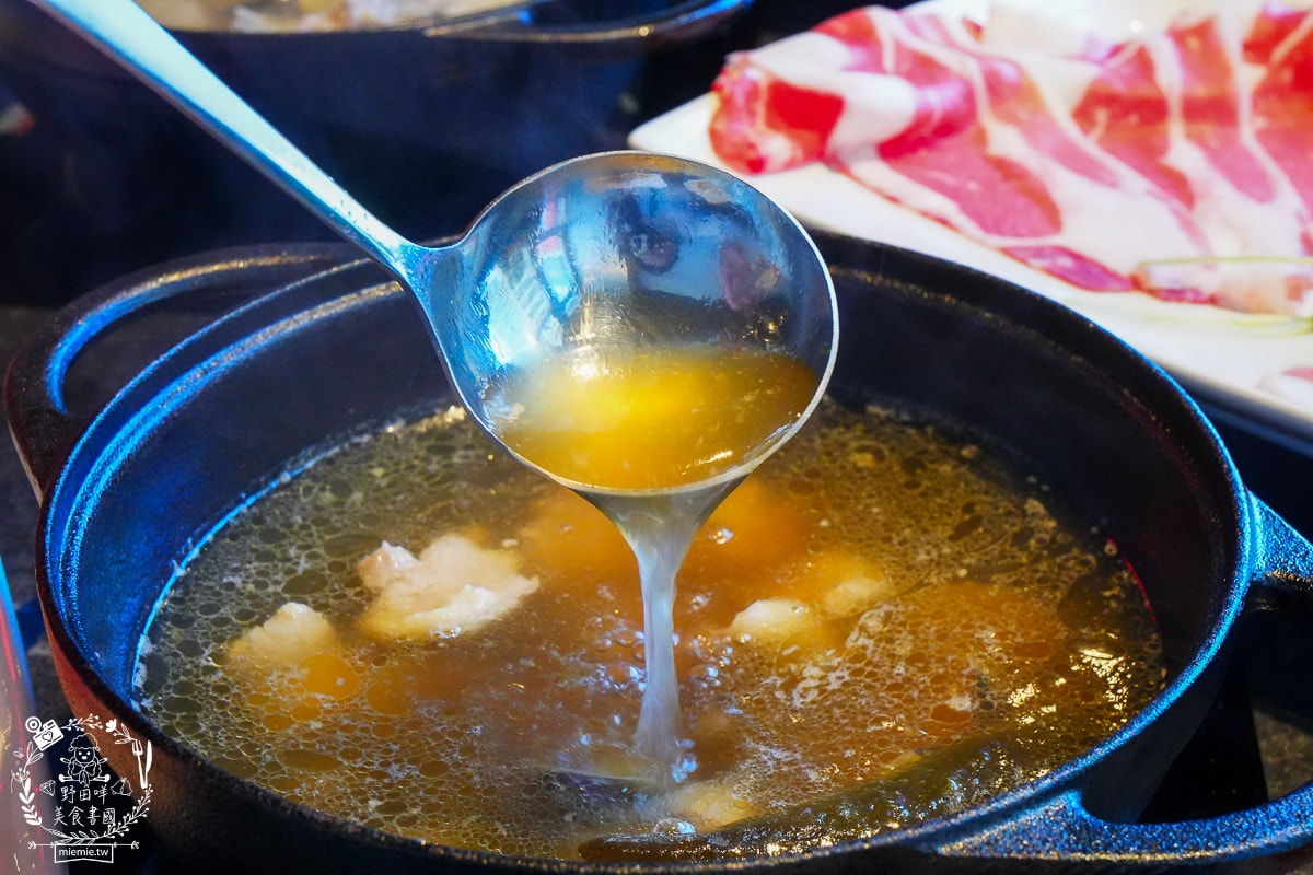 高雄尬鍋台式潮鍋進駐巨蛋商圈美食戰區!香濃迷人的炒雞火鍋+澎湃自助吧無限吃到飽! - 第16張圖 高雄尬鍋台式潮鍋進駐巨蛋商圈美食戰區!香濃迷人的炒雞火鍋+澎湃自助吧無限吃到飽!