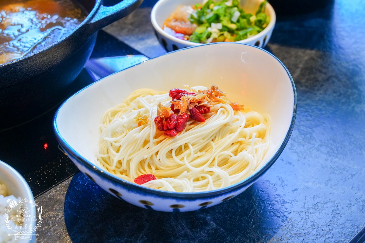 高雄尬鍋台式潮鍋進駐巨蛋商圈美食戰區!香濃迷人的炒雞火鍋+澎湃自助吧無限吃到飽! - 第28張圖 高雄尬鍋台式潮鍋進駐巨蛋商圈美食戰區!香濃迷人的炒雞火鍋+澎湃自助吧無限吃到飽!