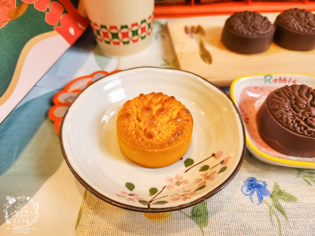 2024蛋黃酥推薦[楓茶記]被冰火菠蘿油耽誤的月餅店!人氣菠蘿蛋黃酥每年完售!龍年造型奶黃流心超霸氣!