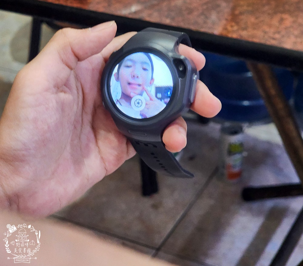 兒童智慧手錶推薦[myFirst Fone R1c 4G兒童智慧手錶]專屬社群安全群聊|精準定位即時通話|可錄音拍照傳送訊息