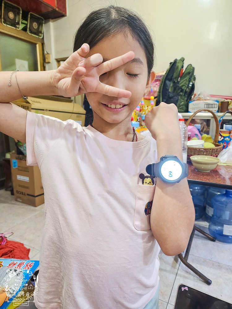 兒童智慧手錶推薦[myFirst Fone R1c 4G兒童智慧手錶]專屬社群安全群聊|精準定位即時通話|可錄音拍照傳送訊息