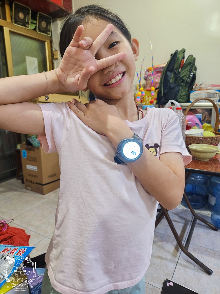 兒童智慧手錶推薦[myFirst Fone R1c 4G兒童智慧手錶]專屬社群安全群聊|精準定位即時通話|可錄音拍照傳送訊息