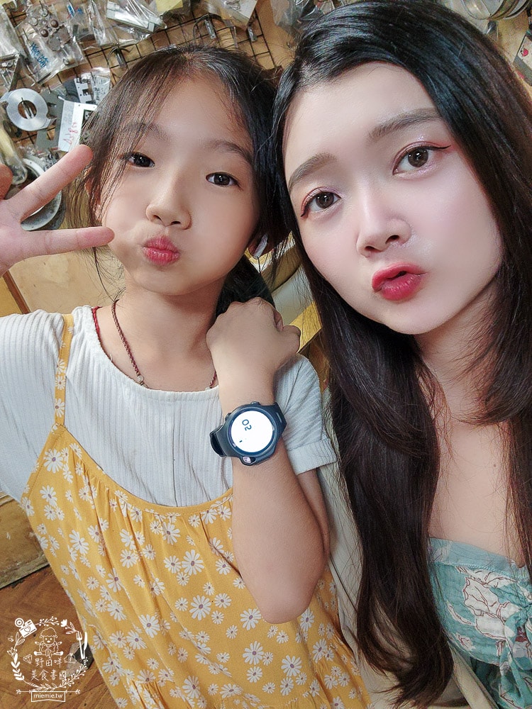 兒童智慧手錶推薦[myFirst Fone R1c 4G兒童智慧手錶]專屬社群安全群聊|精準定位即時通話|可錄音拍照傳送訊息