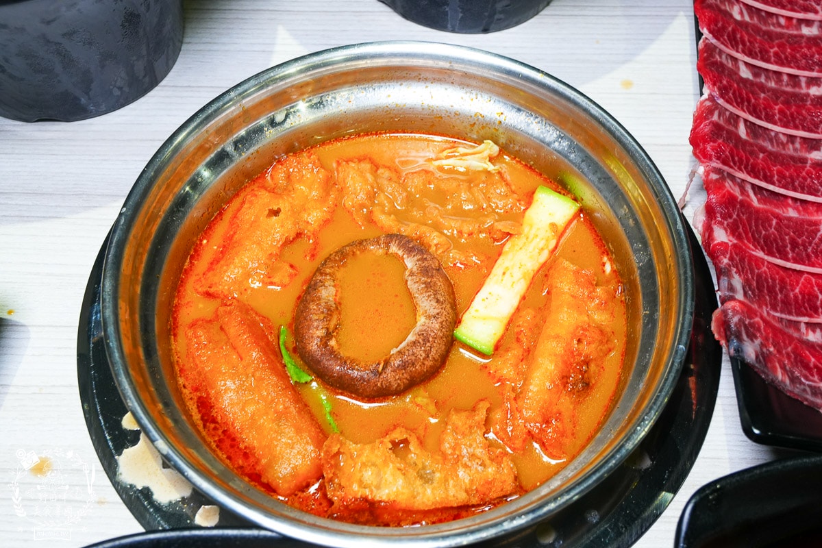 台南24小時火鍋推薦[九鼎鍋台南大同店]現切肉片居然能涮出鮮美牛肉湯？起司泡麵煮起來超銷魂～