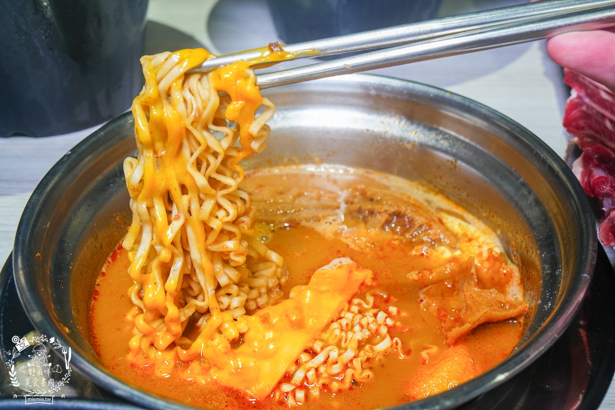 台南24小時火鍋推薦[九鼎鍋台南大同店]現切肉片居然能涮出鮮美牛肉湯？起司泡麵煮起來超銷魂～