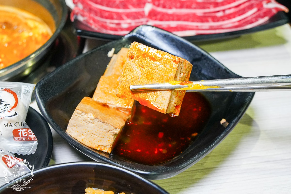 台南24小時火鍋推薦[九鼎鍋台南大同店]現切肉片居然能涮出鮮美牛肉湯？起司泡麵煮起來超銷魂～